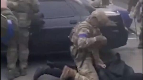 Presumed SBU operatives beating the detainees - Sputnik International