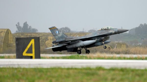 A Greek F-16 fighter jet lands at the Andravida air base, about 279 kilometres (174 miles) southwest of Athens, Friday, April 1, 2022. - Sputnik International
