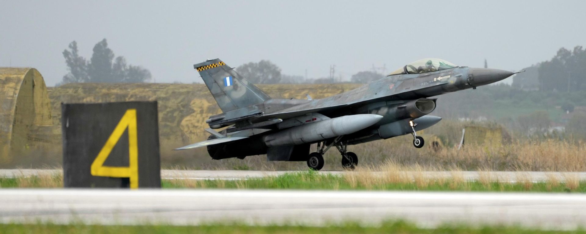 A Greek F-16 fighter jet lands at the Andravida air base, about 279 kilometres (174 miles) southwest of Athens, Friday, April 1, 2022. A Greek F-16 fighter jet lands at the Andravida air base, about 279 kilometres (174 miles) southwest of Athens, Friday, April 1, 2022. - Sputnik International, 1920, 29.08.2022