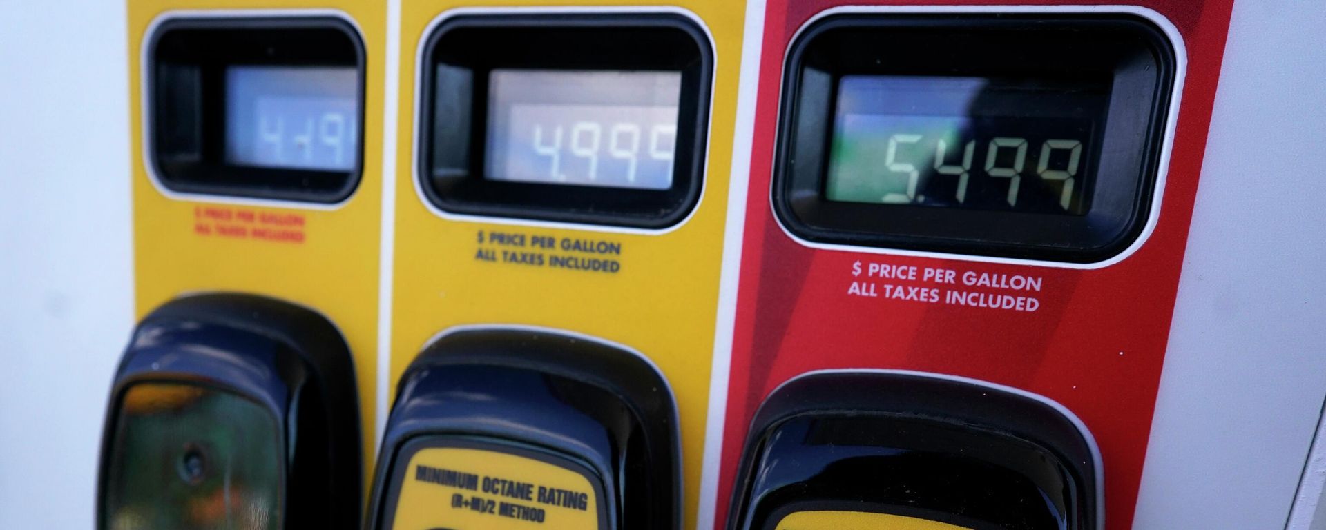 Gasoline prices are displayed at a gas station in Vernon Hills, Ill., Friday, April 1, 2022. Analysts say the price of crude oil dropped below $100 million Friday for the first time since Feb. 28 following the president's announcement of plans to release 180 million barrels of crude oil from the Strategic Petroleum Reserve over six months. Gasoline prices are displayed at a gas station in Vernon Hills, Ill., Friday, April 1, 2022. Analysts say the price of crude oil dropped below $100 million Friday for the first time since Feb. 28 following the president's announcement of plans to release 180 million barrels of crude oil from the Strategic Petroleum Reserve over six months. - Sputnik International, 1920, 05.10.2022