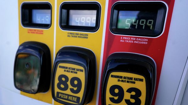 Gasoline prices are displayed at a gas station in Vernon Hills, Ill., Friday, April 1, 2022. Analysts say the price of crude oil dropped below $100 million Friday for the first time since Feb. 28 following the president's announcement of plans to release 180 million barrels of crude oil from the Strategic Petroleum Reserve over six months. - Sputnik International