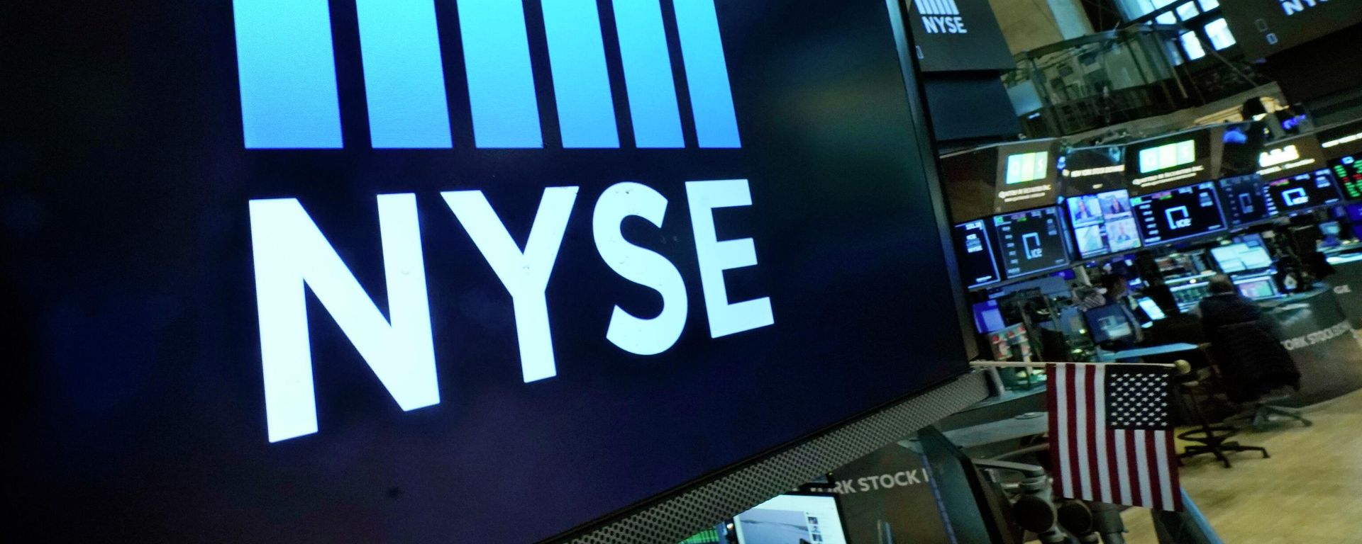 Logos the New York Stock Exchange adorn trading posts, on the floor, Wednesday, March 16, 2022. Logos the New York Stock Exchange adorn trading posts, on the floor, Wednesday, March 16, 2022. - Sputnik International, 1920, 22.03.2023