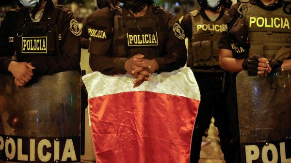 Riot police officers, one of whom has a Peruvian flag, block demonstrators during a protest against Peru's President Pedro Castillo after he had issued a curfew mandate, which was lifted following widespread defiance on the streets, as protests spiralled against rising fuel and fertilizer prices triggered by Russia's invasion of Ukraine, in Lima, Peru April 5, 2022. Picture taken April 5, 2002. - Sputnik International