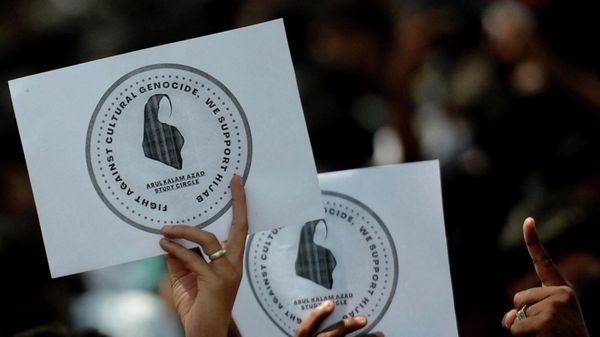 Students hold placards and shout slogans during a demonstration against Karnataka's high court decision to upheld a local ban on the hijab in classrooms, in Chennai on March 16, 2022. - Sputnik International