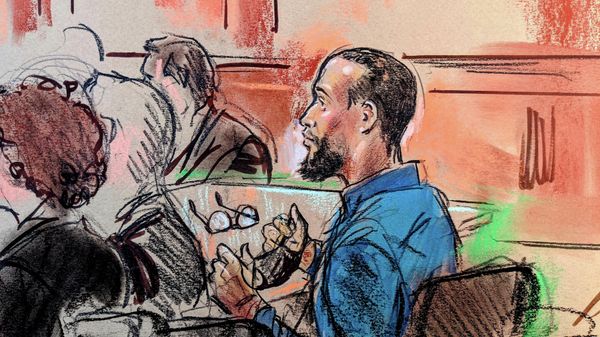 El Shafee Elsheikh, a former British national accused of engaging in lethal hostage-taking and conspiracy to commit murder as an alleged member of an Islamic State cell nicknamed the Beatles that operated in Syria and Iraq, takes off his face mask and glasses for identification purposes as he attends testimony in his trial in U.S. federal court in Alexandria, Virginia, U.S. April 1, 2022. - Sputnik International