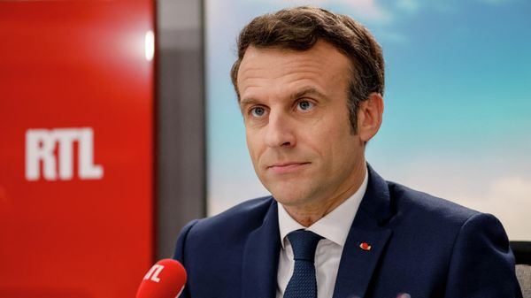 French President and liberal party La Republique en Marche (LREM) candidate for re-election Emmanuel Macron poses before a live interview on the set of French private radio station RTL in Neuilly-sur-Seine on April 8, 2022, as part of his political campaign two days before the first round of the French presidential election. - Sputnik International
