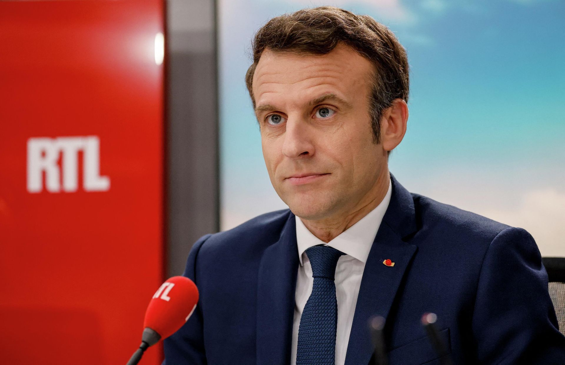 French President and liberal party La Republique en Marche (LREM) candidate for re-election Emmanuel Macron poses before a live interview on the set of French private radio station RTL in Neuilly-sur-Seine on April 8, 2022, as part of his political campaign two days before the first round of the French presidential election. French President and liberal party La Republique en Marche (LREM) candidate for re-election Emmanuel Macron poses before a live interview on the set of French private radio station RTL in Neuilly-sur-Seine on April 8, 2022, as part of his political campaign two days before the first round of the French presidential election. - Sputnik International, 1920, 24.07.2022