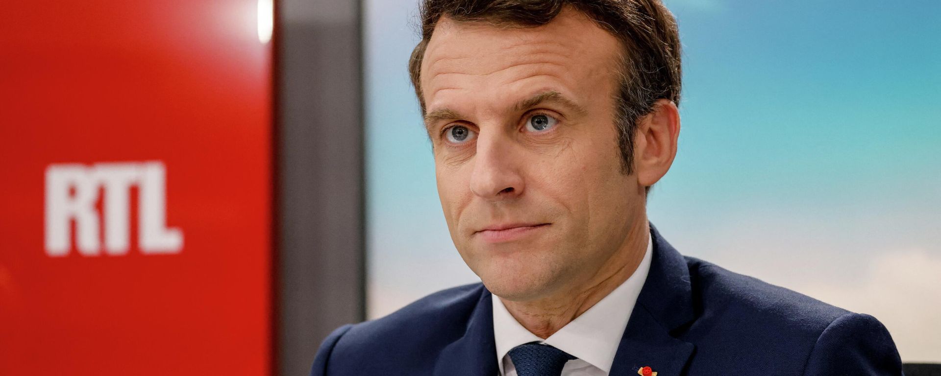 French President and liberal party La Republique en Marche (LREM) candidate for re-election Emmanuel Macron poses before a live interview on the set of French private radio station RTL in Neuilly-sur-Seine on April 8, 2022, as part of his political campaign two days before the first round of the French presidential election. - Sputnik International, 1920, 14.06.2022