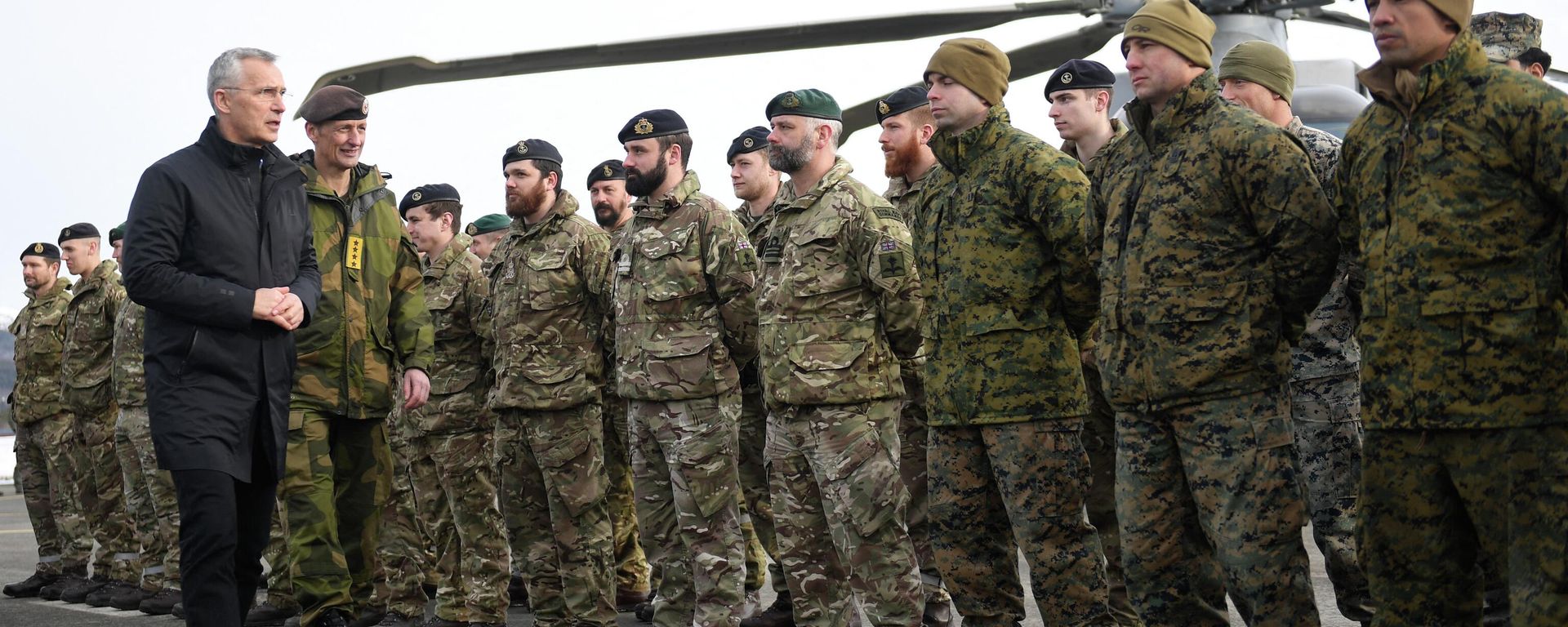 NATO Secretary General Jens Stoltenberg speaks with soldiers of the British Royal Navy Commando at Bardufoss Air Base during the NATO exercise 'Cold Response' in Bardufoss, Norway on March 25, 2022. - Sputnik International, 1920, 08.04.2022