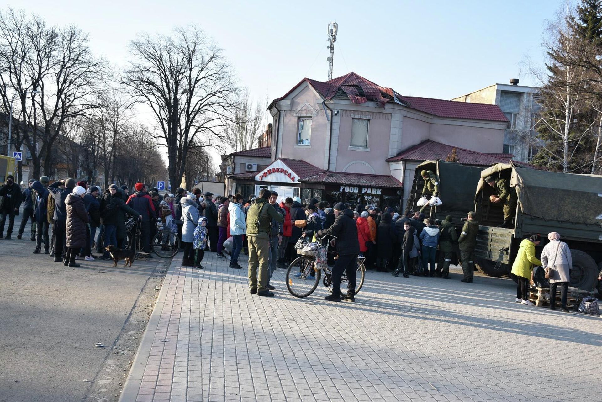Distribution of humanitarian aid by the Russian Armed Forces in Donbass Distribution of humanitarian aid by the Russian Armed Forces in Donbass - Sputnik International, 1920, 08.04.2022