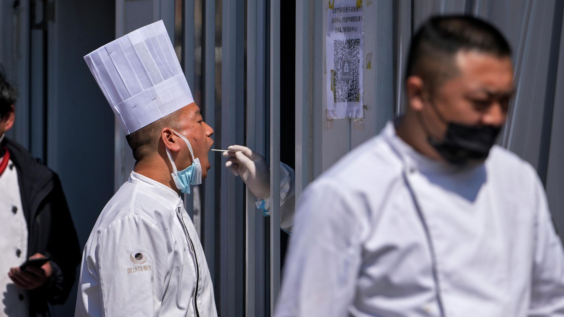 A restaurant chef gets their throat swab taken at a coronavirus testing site, Sunday, April 3, 2022, in Beijing. COVID-19 cases in China's largest city of Shanghai are still rising as millions remain isolated at home under a sweeping lockdown. A restaurant chef gets their throat swab taken at a coronavirus testing site, Sunday, April 3, 2022, in Beijing. COVID-19 cases in China's largest city of Shanghai are still rising as millions remain isolated at home under a sweeping lockdown. - Sputnik International, 1920, 24.10.2022