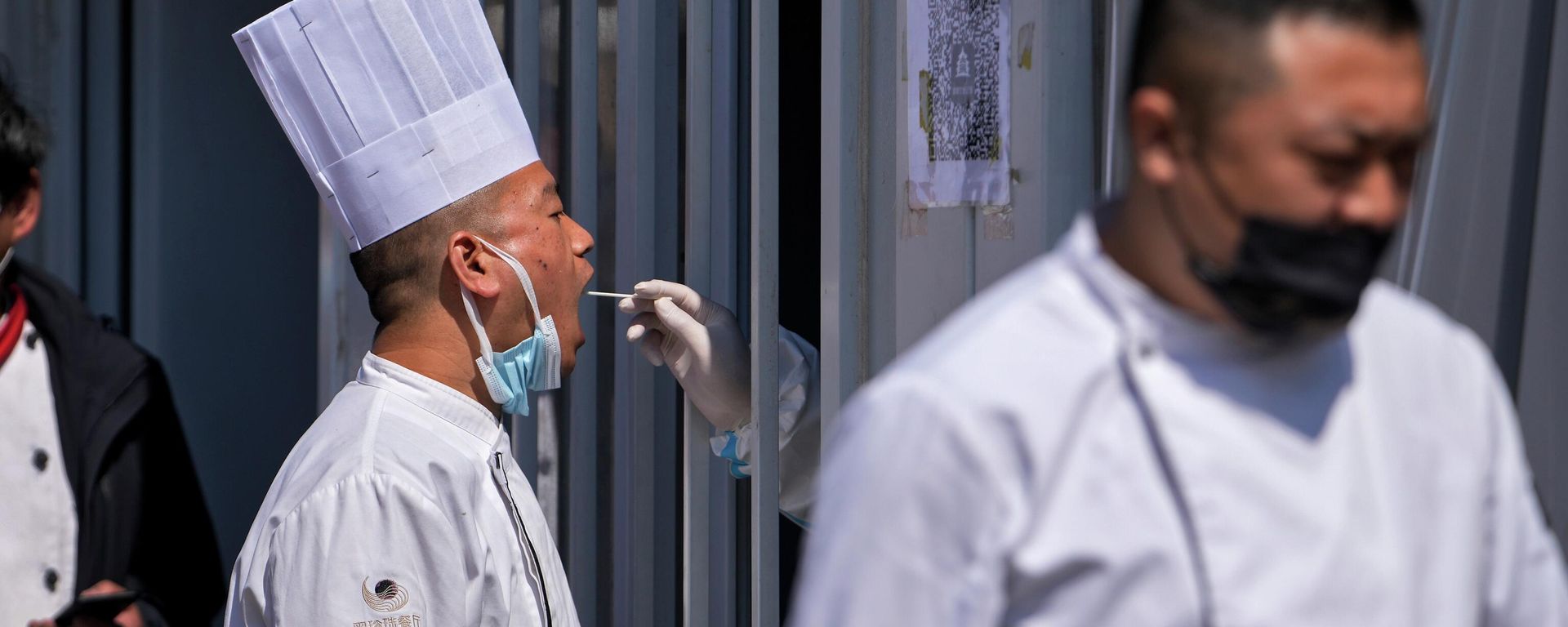 A restaurant chef gets their throat swab taken at a coronavirus testing site, Sunday, April 3, 2022, in Beijing. COVID-19 cases in China's largest city of Shanghai are still rising as millions remain isolated at home under a sweeping lockdown. - Sputnik International, 1920, 24.10.2022