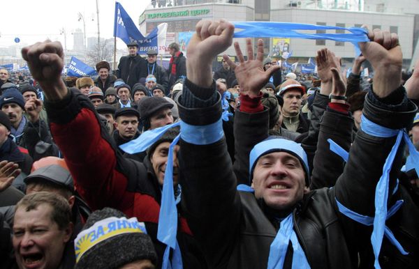 23 November 2004: Protesters led by Yushchenko move out toward the Verkhovna Rada – the country’s parliament building. Yushchenko proclaims himself president of Ukraine. At the same time, supporters of Yanukovych begin to arrive in Kiev, decked out in blue, the colour of Yanukovych’s campaign. On 24 November, the Central Election Commission declares Yanukovych the winner, saying he came out on top by less than 3% of the vote. Yushchenko refuses to concede defeat. - Sputnik International