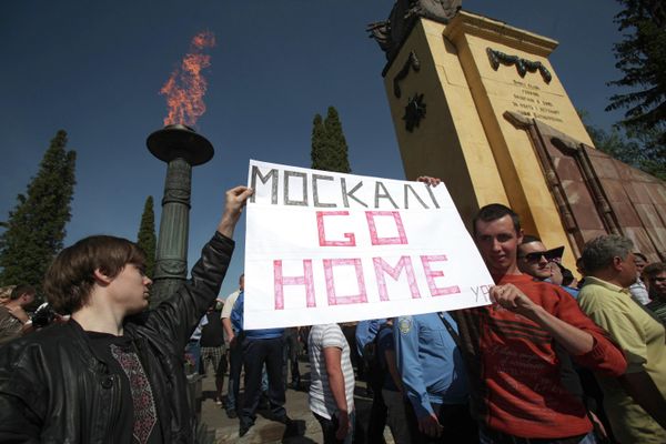 More than a third of the population of eastern Ukraine feared that their own generation would be deprived of their cultural foundations and identity.Another factor accounting for the divergence in views among residents of western and eastern Ukraine was the Russophobia openly displayed by the pro-Europe activists. Popular slogans of the Euromaidan protests included ‘Who does not jump is a Muscovite’, ‘Hang a Muscovite on a tree branch’, and ‘Muscovites on Knives’ (‘Muscovite’ being a derogatory term for ethnic Russians). These slogans were spread by Maidan’s neo-Nazi activists. The inhabitants of Ukraine’s eastern regions, considering themselves bearers of Russian culture, did not tolerate such sentiments. As the activists who proclaimed the creation of the Donetsk and Lugansk People’s Republics later admitted, they saw the growing Russophobia in Kiev as a threat to their physical existence.According to data from the 2001 census, 57 percent of the residents of Donetsk region considered themselves Ukrainians, while 38 percent saw themselves as Russians. In Lugansk, 58 percent saw themselves as Ukrainians, and 39 percent as Russians. Many feared that Russophobia and gradual Ukrainianisation could deprive them of their cultural foundations. - Sputnik International
