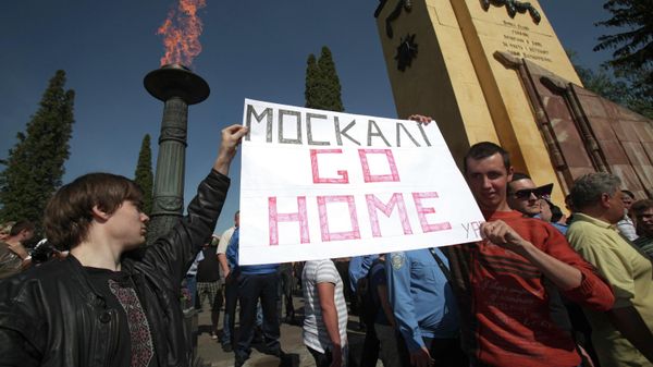 Неизвестные мужчины развернули плакат Москали - go home на Холме Славы во Львове, где проходят памятные мероприятия в честь 68-й годовщины Победы в Великой Отечественной войне - Sputnik International
