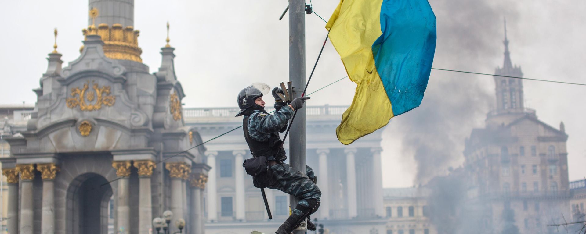 Сотрудники правоохранительных органов на площади Независимости в Киеве - Sputnik International, 1920, 11.04.2022