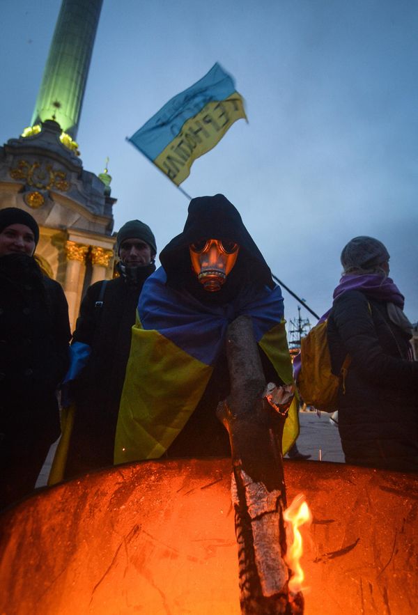 December 2013: Demonstrators build barricades and a tent city on Independence Square (‘Maidan Nezalezhnosti’). After several days, the geography of the protest expands, pickets appear on various streets across the city, and the administrative buildings begin to be seized. A monument to Vladimir Lenin is demolished on Bessarabska Square at the end of Khreshchatyk, Kiev’s main thoroughfare. On 11 December, security forces again begin to disperse the demonstrators, and the barricades are dismantled.Barricades and tent camps, this time with flags of the Ukrainian Insurgent Army (a WWII-era fascist insurgent group) and the neo-Nazi Svoboda Party appear at the Euromaidan. December 2013: Demonstrators build barricades and a tent city on Independence Square (‘Maidan Nezalezhnosti’). After several days, the geography of the protest expands, pickets appear on various streets across the city, and the administrative buildings begin to be seized. A monument to Vladimir Lenin is demolished on Bessarabska Square at the end of Khreshchatyk, Kiev’s main thoroughfare. On 11 December, security forces again begin to disperse the demonstrators, and the barricades are dismantled.Barricades and tent camps, this time with flags of the Ukrainian Insurgent Army (a WWII-era fascist insurgent group) and the neo-Nazi Svoboda Party appear at the Euromaidan. - Sputnik International