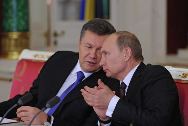 17 December 2013: Moscow and Kiev sign an agreement under which Russia purchases $15 billion worth of Ukrainian Eurobonds, using funds from the Russian National Wealth Fund. The move is widely interpreted as a sign of Ukraine’s political rapprochement with Russia. Along with the Eurobonds, Russia drastically reduces the price of natural gas for Ukraine –from over $400 per thousand cubic metres (tcm) to $268.50 per tcm. Ukrainian President Viktor Yanukovych signs these agreements, but simultaneously declares that Ukraine’s course toward ‘European integration’ remains unchanged.President Yanukovych makes steps to strengthen ties with Russia, while simultaneously saying that Kiev’s course toward European integration remains unchanged. 17 December 2013: Moscow and Kiev sign an agreement under which Russia purchases $15 billion worth of Ukrainian Eurobonds, using funds from the Russian National Wealth Fund. The move is widely interpreted as a sign of Ukraine’s political rapprochement with Russia. Along with the Eurobonds, Russia drastically reduces the price of natural gas for Ukraine –from over $400 per thousand cubic metres (tcm) to $268.50 per tcm. Ukrainian President Viktor Yanukovych signs these agreements, but simultaneously declares that Ukraine’s course toward ‘European integration’ remains unchanged.President Yanukovych makes steps to strengthen ties with Russia, while simultaneously saying that Kiev’s course toward European integration remains unchanged. - Sputnik International