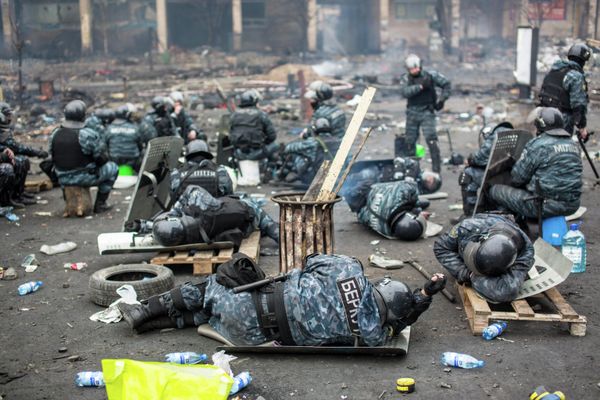 18 February 2014: Armed clashes between security forces and protesters resume near the Verkhovna Rada. 25 people are killed, over 350 are injured. Clashes continue the next day. On 20 February, Yanukovych announces a day of mourning for those killed. The same day, unidentified individuals gun down dozens of protesters and Berkut riot police with sniper rifles.20 February: Unidentified provocateurs shoot protesters and Berkut riot police. 18 February 2014: Armed clashes between security forces and protesters resume near the Verkhovna Rada. 25 people are killed, over 350 are injured. Clashes continue the next day. On 20 February, Yanukovych announces a day of mourning for those killed. The same day, unidentified individuals gun down dozens of protesters and Berkut riot police with sniper rifles.20 February: Unidentified provocateurs shoot protesters and Berkut riot police. - Sputnik International