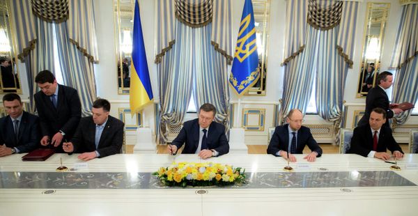 21 February 2014: President Yanukovych and the leaders of the opposition sign an agreement brokered by the EU and Russia aimed at resolving the crisis. The deal proposes a return to the 2004 Constitution and its amendments, early presidential elections, the removal of the security forces from the centre of Kiev, and a halt to the violence. The same evening, Yanukovych arrives in Kharkov, Ukraine’s second city, where he declares that he has no plans to step down.21 February 2014: Ukrainian President Viktor Yanukovych and opposition leaders sign an agreement aimed at resolving the crisis. 21 February 2014: President Yanukovych and the leaders of the opposition sign an agreement brokered by the EU and Russia aimed at resolving the crisis. The deal proposes a return to the 2004 Constitution and its amendments, early presidential elections, the removal of the security forces from the centre of Kiev, and a halt to the violence. The same evening, Yanukovych arrives in Kharkov, Ukraine’s second city, where he declares that he has no plans to step down.21 February 2014: Ukrainian President Viktor Yanukovych and opposition leaders sign an agreement aimed at resolving the crisis. - Sputnik International