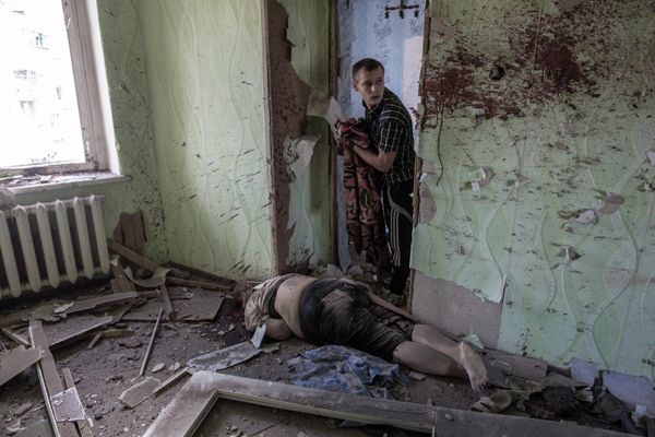 This woman died in her own apartment. This is the aftermath of artillery shelling by the Ukrainian Armed Forces of the Artem district in Slavyansk. - Sputnik International