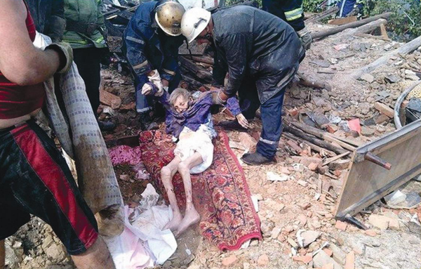 September 2014, Yenakievo. A grandmother fell victim to artillery shelling by UAF soldiers. - Sputnik International