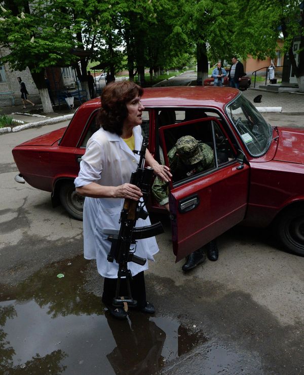 Civilian doctors and medics became military ones on the spot with practical, real-world experience. They worked in conflict zones, in urban areas turned to rubble, in places which had been mined.Above: A medical worker helps a wounded militia fighter during a battle on the outskirts of Slavyansk, DPR. The man was brought to hospital by local residents. - Sputnik International