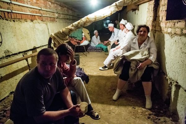 Medical workers from the hospital in Semyonovka hide from shelling in the basement. - Sputnik International