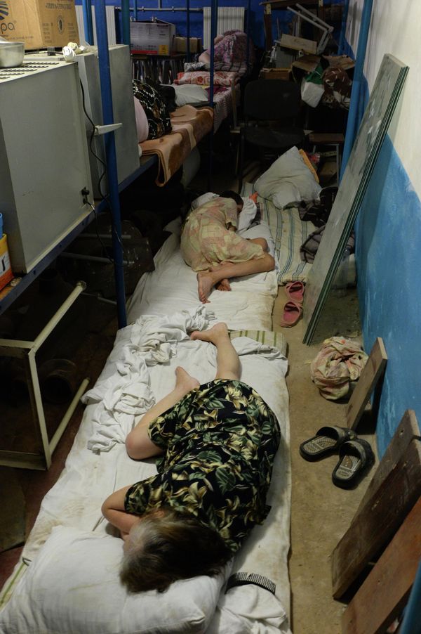Doctors from the psychiatric hospital in Gorlovka, DPR place patients in areas away from windows during shelling by the Ukrainian Army. - Sputnik International