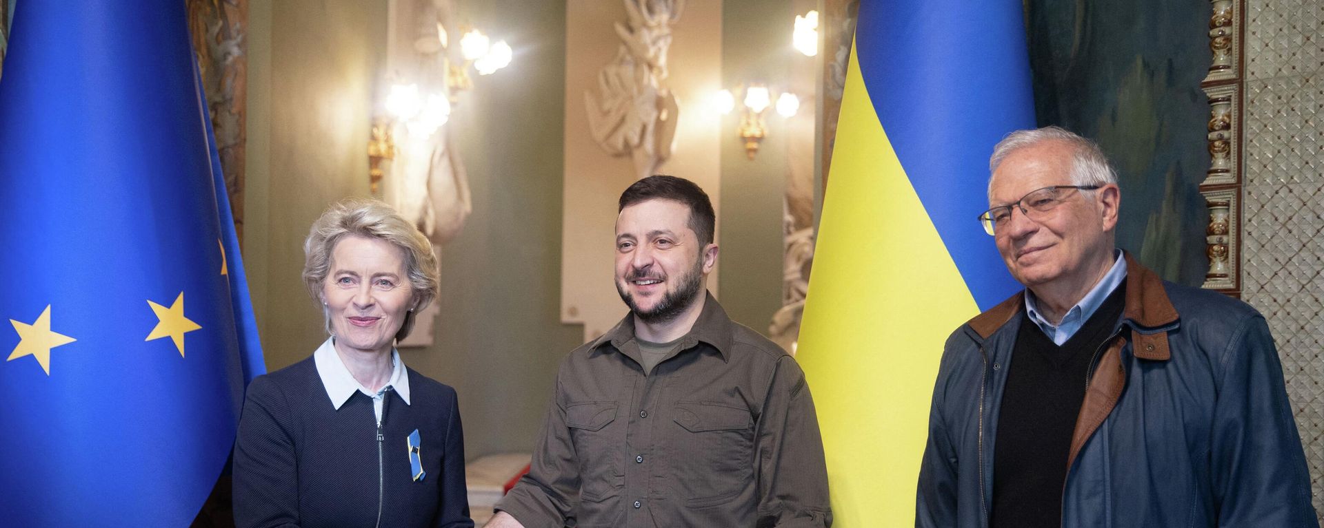 A handout photo released by Ukrainian Presidential Press Service shows European Commission President Ursula von der Leyen (L) shaking hands with Ukrainian President Volodymyr Zelensky (C) as they attend a joint press conference with European Union High Representative for Foreign Affairs and Security Policy Josep Borrell (R) in Kiev on April 8, 2022. - Sputnik International, 1920, 09.04.2022