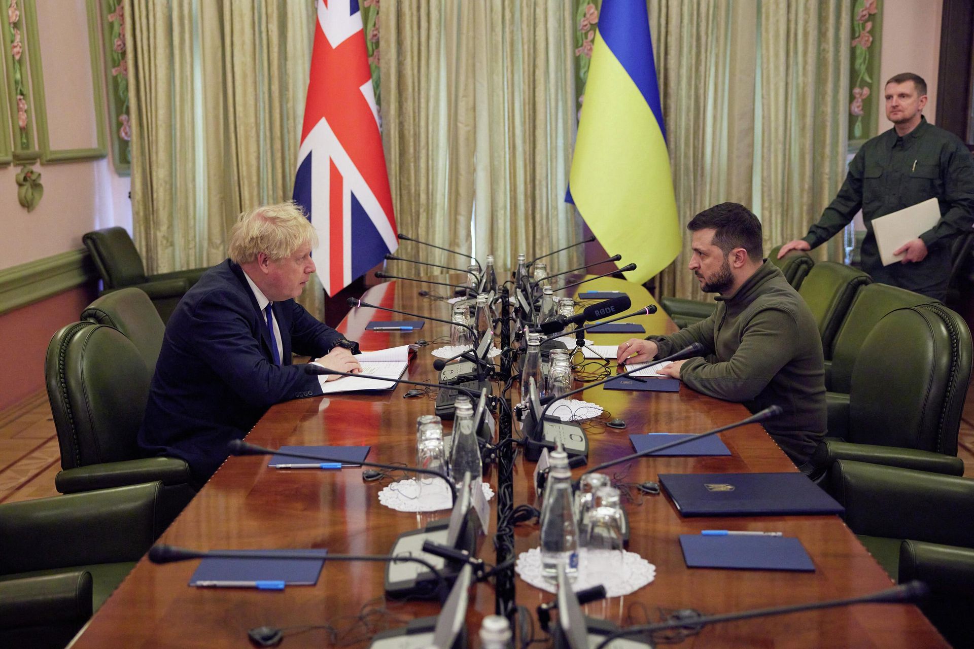 This handout picture taken and released on April 9, 2022 by Ukrainian Presidential Press Service shows Ukrainian President Volodymyr Zelensky (2R) speaking with British Prime Minister Boris Johnson (L) during their meeting in Kiev. This handout picture taken and released on April 9, 2022 by Ukrainian Presidential Press Service shows Ukrainian President Volodymyr Zelensky (2R) speaking with British Prime Minister Boris Johnson (L) during their meeting in Kiev. - Sputnik International, 1920, 12.04.2022