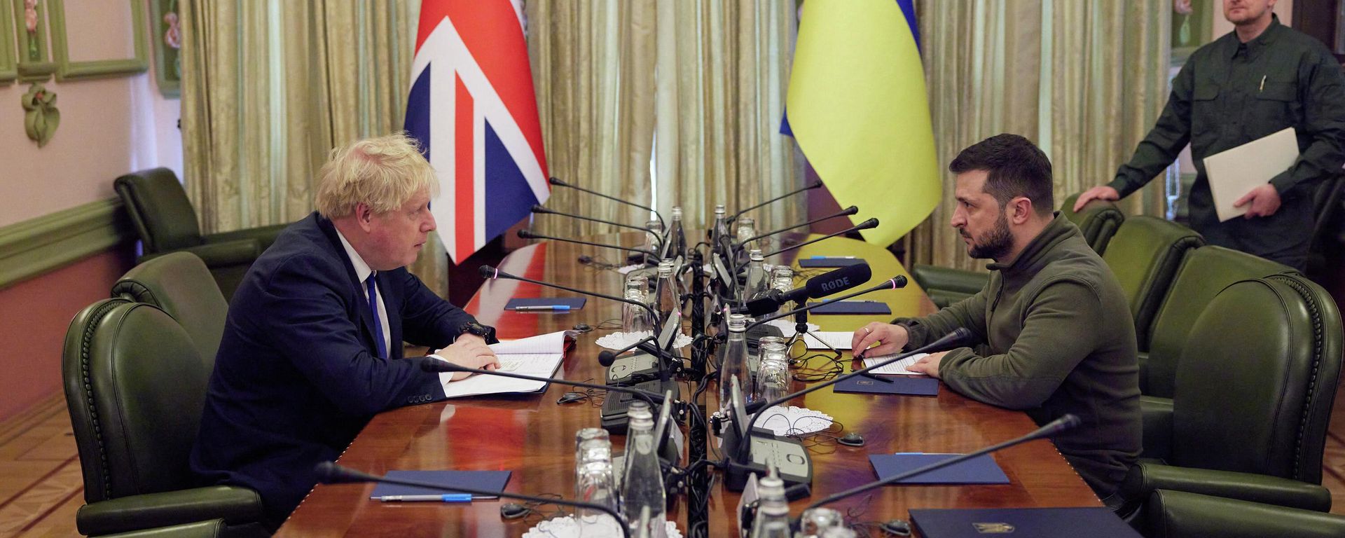 This handout picture taken and released on April 9, 2022 by Ukrainian Presidential Press Service shows Ukrainian President Volodymyr Zelensky (2R) speaking with British Prime Minister Boris Johnson (L) during their meeting in Kiev. This handout picture taken and released on April 9, 2022 by Ukrainian Presidential Press Service shows Ukrainian President Volodymyr Zelensky (2R) speaking with British Prime Minister Boris Johnson (L) during their meeting in Kiev. - Sputnik International, 1920, 09.04.2022