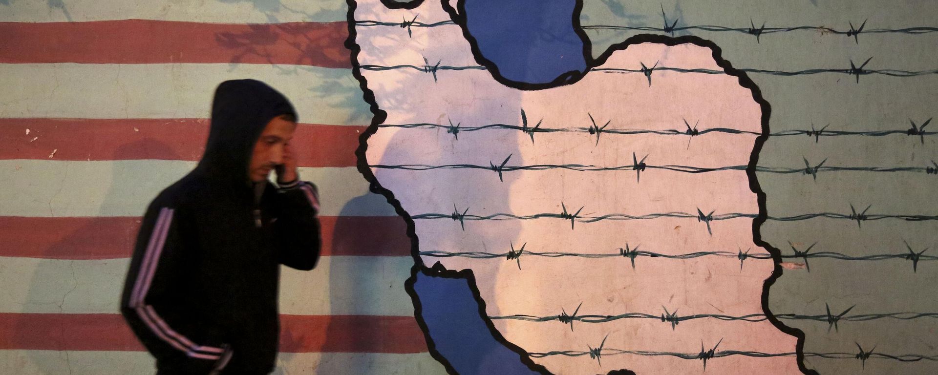 A man walks past an anti-U.S. mural, painted on the wall of the former U.S. Embassy, in Tehran, Iran, Saturday, Nov. 2, 2013. - Sputnik International, 1920, 07.11.2022