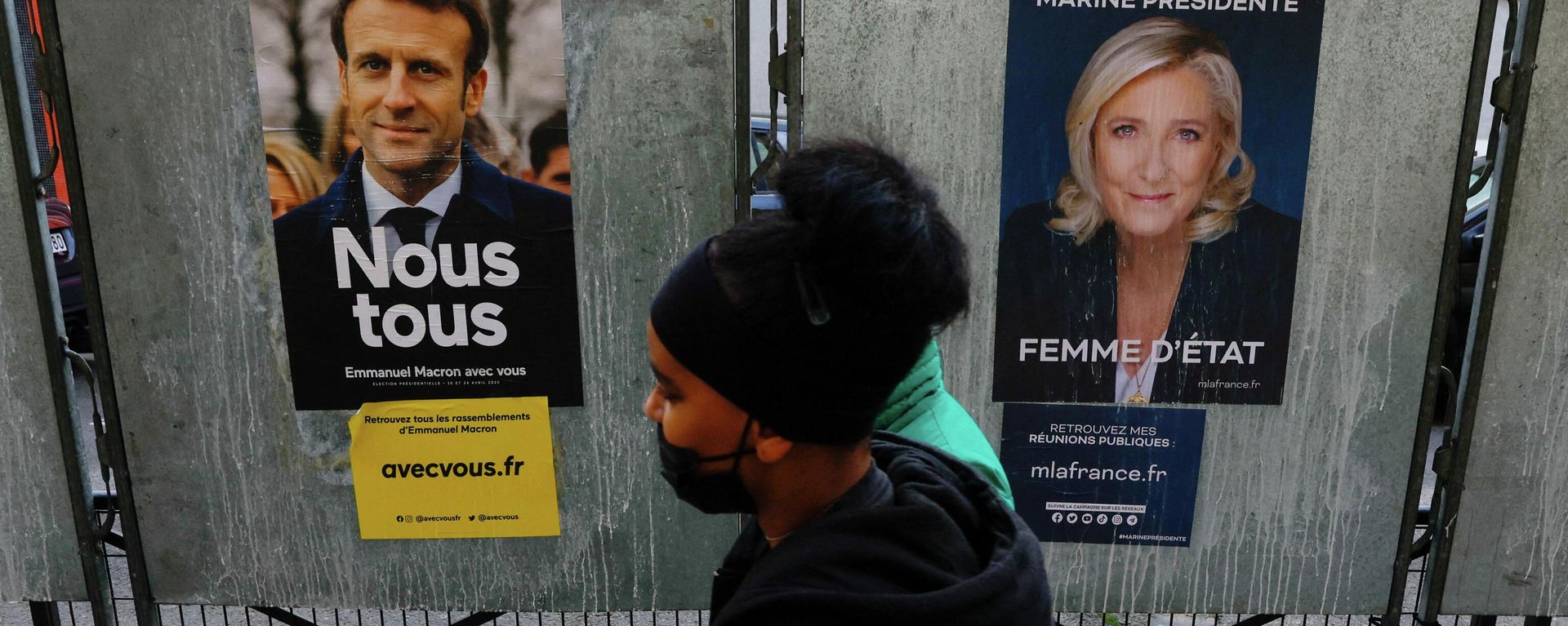 People walk past official campaign posters of French presidential election candidates Marine le Pen, leader of French right-wing National Rally (Rassemblement National) party, and French President Emmanuel Macron, candidate for his re-election, displayed on bulletin boards in Paris, France, People walk past official campaign posters of French presidential election candidates Marine le Pen, leader of French right-wing National Rally (Rassemblement National) party, and French President Emmanuel Macron, candidate for his re-election, displayed on bulletin boards in Paris, France, - Sputnik International, 1920, 22.04.2022