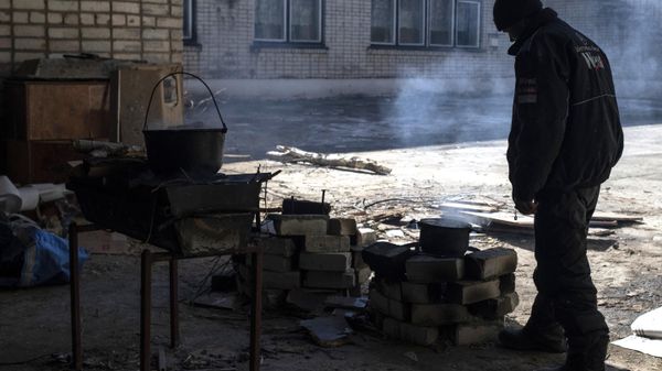A man cooks on a fire  - Sputnik International