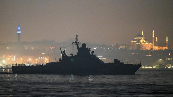 Russian Navy's Project 22160 Patrol Vessel Dmitriy Rogachev 375 sails through the Bosphorus Strait on the way to the Black Sea past the city Istanbul as Suleymaniye mosque is seen in the backround on February 16, 2022. - Sputnik International
