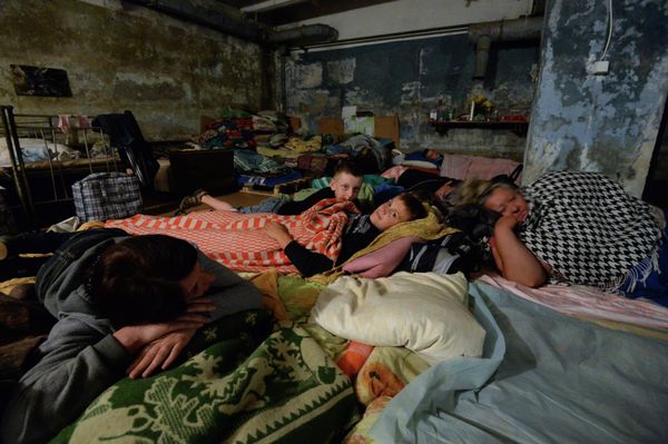 July 2014. Children and adults hiding from UAF shelling. - Sputnik International