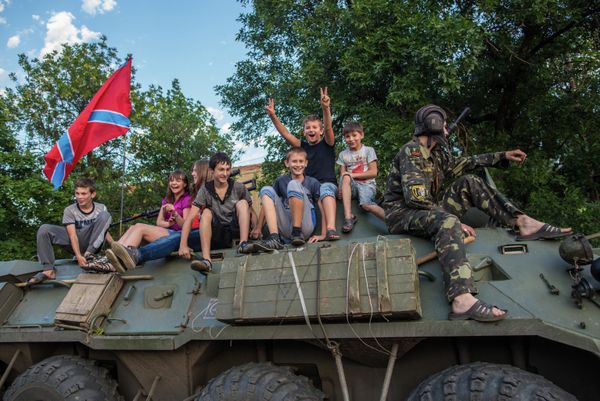 2014. Donbass People's Militia fighters and children in the city of Snezhnoye. - Sputnik International