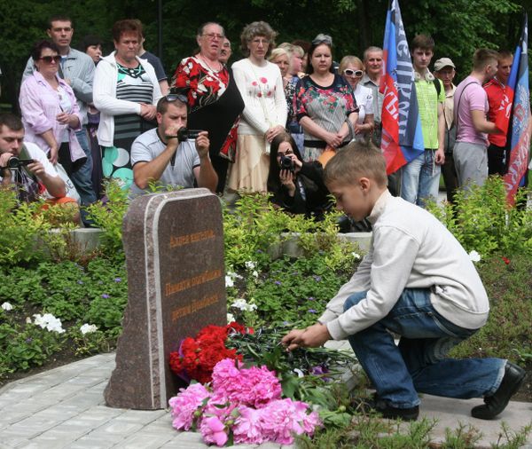 Every year on International Children's Day, people bring flowers to the memorial. - Sputnik International