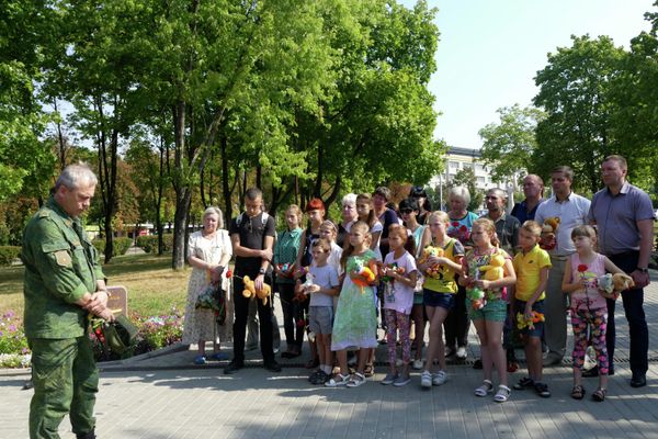 2017. Eduard Basurin, a representative of the People's Militia of the DPR, and young residents of Donetsk at the Alley of Angels memorial. - Sputnik International