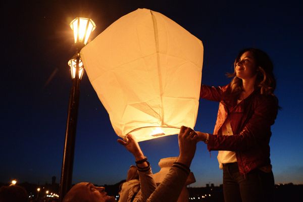 2018, Donetsk. Participants in the "Angels" campaign light a Chinese lantern as part of International Children's Day in memory of those children killed during the war in Donbass. - Sputnik International