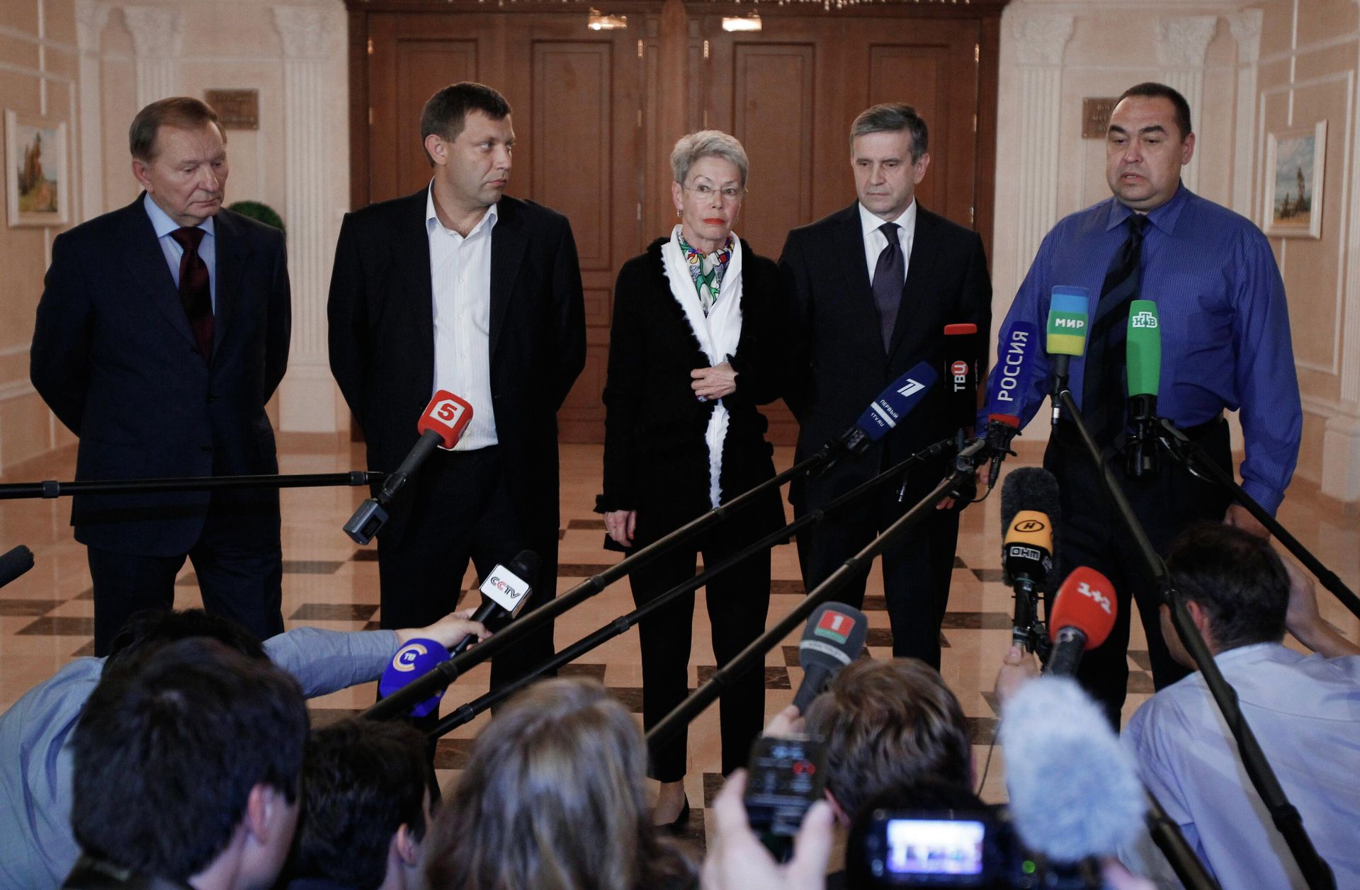 From left: former Ukrainian President Leonid Kuchma; Alexander Zakharchenko, prime minister of the self-proclaimed Donetsk People's Republic; Heidi Tagliavini, representative of the OSCE chairperson-in-office on Ukraine; Mikhail Zurabov, Russian ambassador in Ukraine; Igor Plotnitsky, representative of the self-proclaimed Lugansk People’s Republic, during a meeting of the Contact Group on Ukrainian reconciliation in Minsk, Belarus. From left: former Ukrainian President Leonid Kuchma; Alexander Zakharchenko, prime minister of the self-proclaimed Donetsk People's Republic; Heidi Tagliavini, representative of the OSCE chairperson-in-office on Ukraine; Mikhail Zurabov, Russian ambassador in Ukraine; Igor Plotnitsky, representative of the self-proclaimed Lugansk People’s Republic, during a meeting of the Contact Group on Ukrainian reconciliation in Minsk, Belarus. - Sputnik International, 1920, 10.04.2022