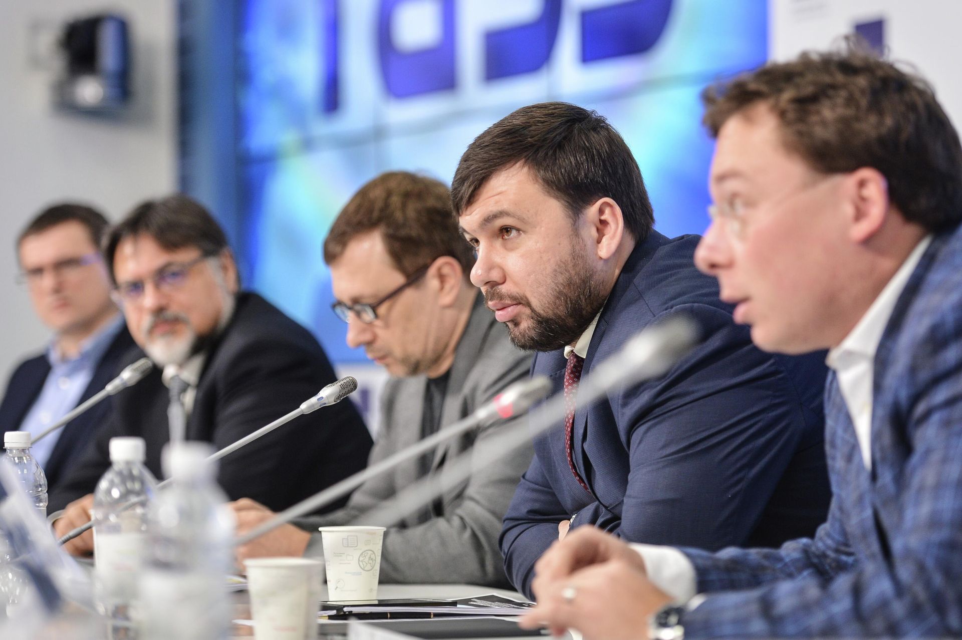 Denis Pushilin, second left, representative of the Donetsk People's Republic for the settlement of the situation in eastern Ukraine, during the roundtable, Minsk Agreements: The Results of 2015. Denis Pushilin, second left, representative of the Donetsk People's Republic for the settlement of the situation in eastern Ukraine, during the roundtable, Minsk Agreements: The Results of 2015. - Sputnik International, 1920, 10.04.2022
