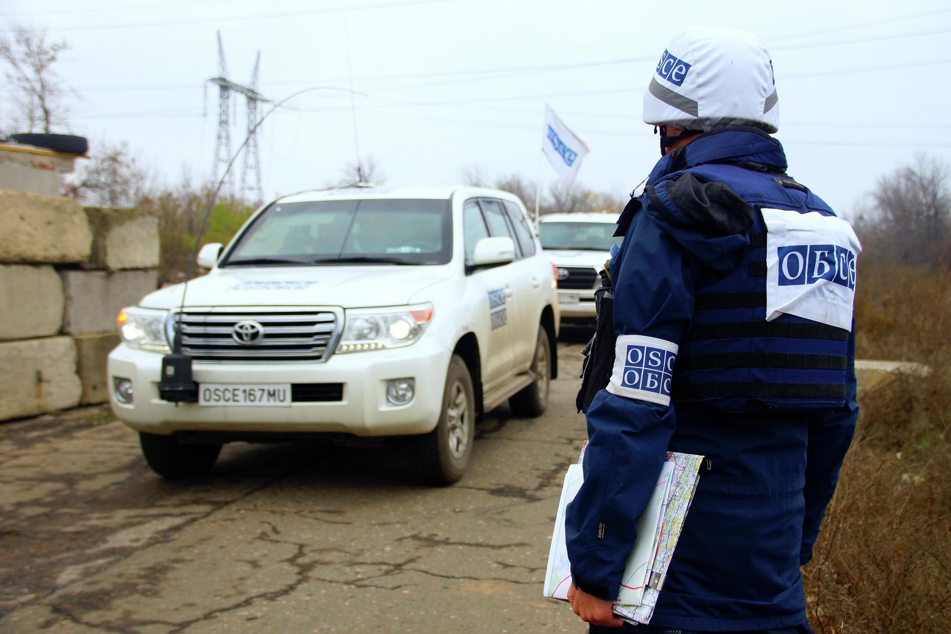 Cars of Organization for Security and Cooperation in Europe (OSCE) Special Monitoring Mission to Ukraine arrive for the withdrawal of troops from the disengagement area on the contact line near the village of Zolotoye, Lugansk Region, Eastern Ukraine. Cars of Organization for Security and Cooperation in Europe (OSCE) Special Monitoring Mission to Ukraine arrive for the withdrawal of troops from the disengagement area on the contact line near the village of Zolotoye, Lugansk Region, Eastern Ukraine. - Sputnik International, 1920, 10.04.2022