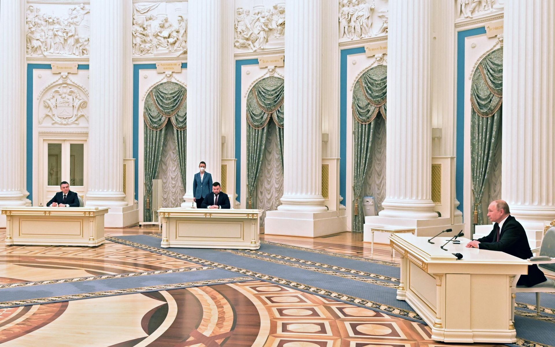 Russian President Vladimir Putin signs a decree on Russia's recognition of the Donetsk and Lugansk People's Republics as sovereign states. To Putin's right are DPR head Denis Pushilin and LPR leader Leonid Pasechuk. - Sputnik International, 1920, 10.04.2022