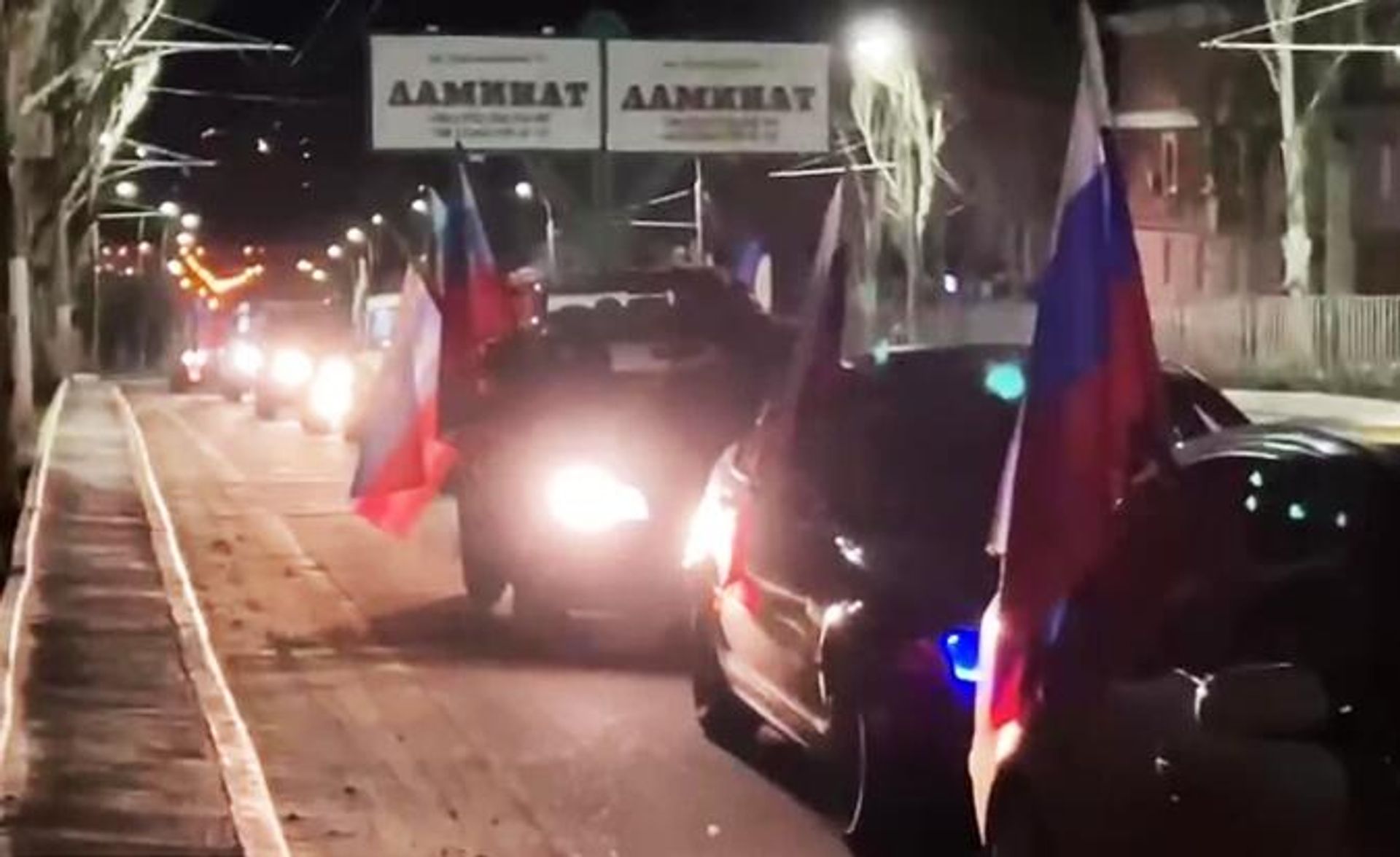 Donetsk residents drive through the streets of the capital with Donetsk People's Republic, Lugansk People's Republic and Russian flags on the night of 21 February after hearing the news that Russia has recognized the pair of Donbass regions as independent nations. - Sputnik International, 1920, 10.04.2022