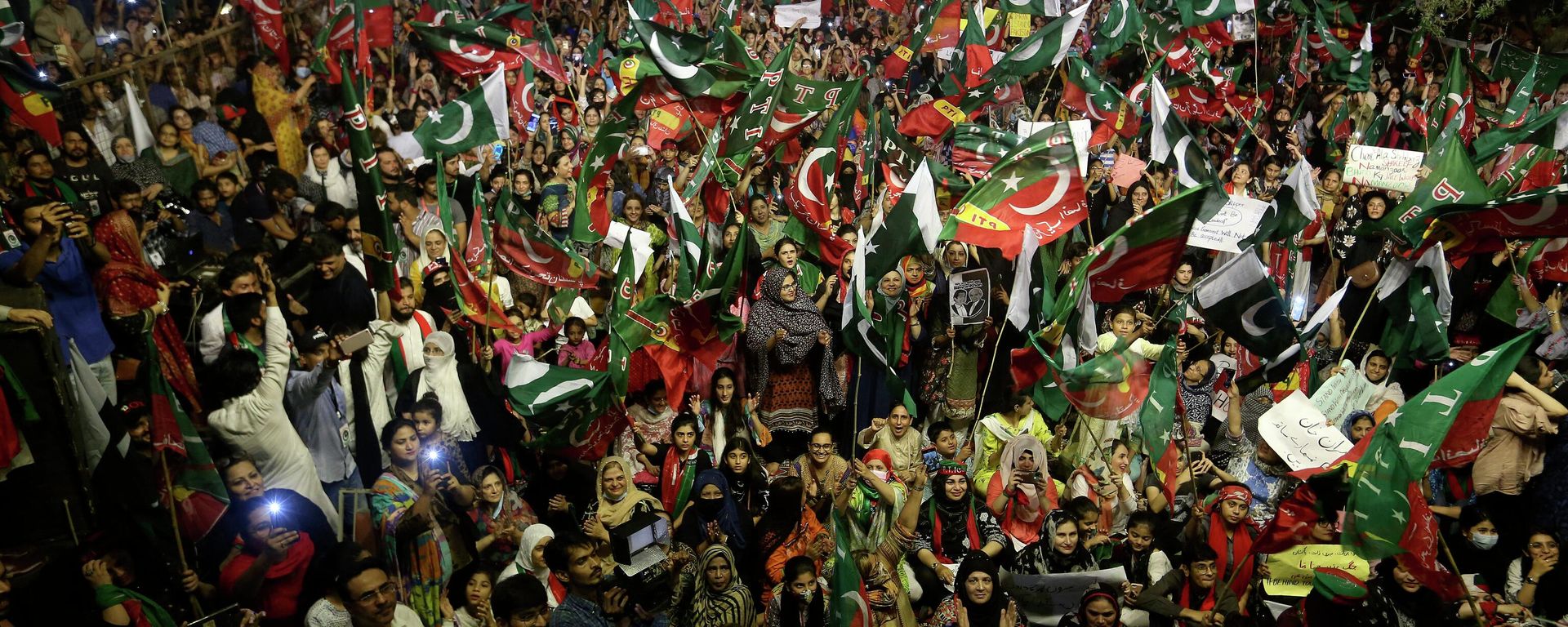 Supporters of deposed Prime Minister Imran Khan's party participate in a rally to condemn the ouster of their leader's government, in Karachi, Pakistan, Sunday, April 10, 2022. With the parliamentary no-confidence vote against Khan early Sunday, he called on supporters to take to the streets in protest and the political opposition preparing to install his replacement.  - Sputnik International, 1920, 10.04.2022