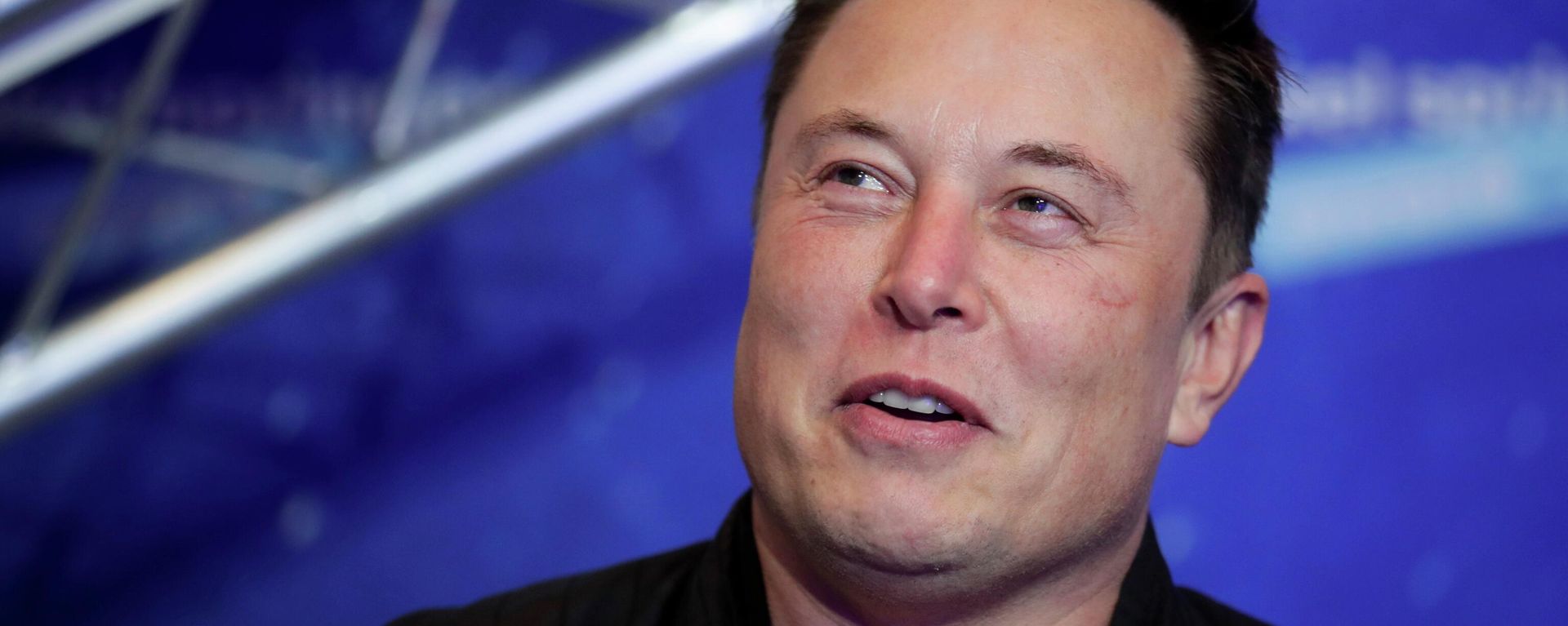Tesla and SpaceX CEO Elon Musk arrives on the red carpet for the Axel Springer media award in Berlin on Dec. 1, 2020. As Twitter’s newest board member and largest shareholder, Musk is already floating suggestions for changes he’d like to see on the social media platform. In a series of tweets late Saturday, April 9, 2022, Musk said that the company should include an “authentication checkmark” as a feature of its Twitter Blue premium subscription service, which costs $3 a month. - Sputnik International, 1920, 16.04.2022