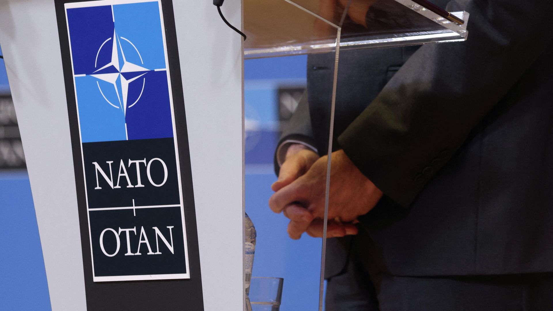 The hands of U.S. Secretary of State Antony Blinken are seen as he speaks to the media after a NATO foreign ministers meeting, amid Russia's invasion of Ukraine, next to the logo of NATO at its headquarters in Brussels, Belgium April 7, 2022 The hands of U.S. Secretary of State Antony Blinken are seen as he speaks to the media after a NATO foreign ministers meeting, amid Russia's invasion of Ukraine, next to the logo of NATO at its headquarters in Brussels, Belgium April 7, 2022 - Sputnik International, 1920, 11.04.2022