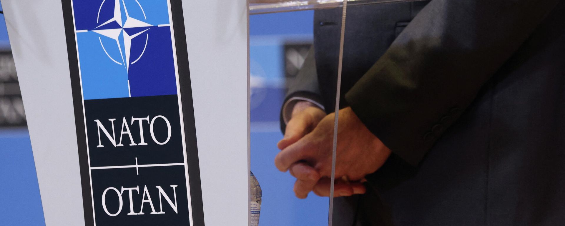 The hands of U.S. Secretary of State Antony Blinken are seen as he speaks to the media after a NATO foreign ministers meeting, amid Russia's invasion of Ukraine, next to the logo of NATO at its headquarters in Brussels, Belgium April 7, 2022 - Sputnik International, 1920, 11.04.2022